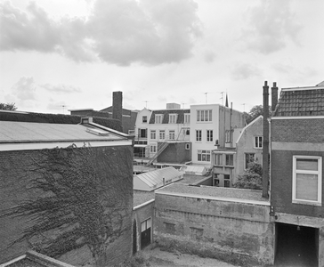 882827 Gezicht op gebouwen op het complex van de Willem Arntsz Stichting (Agnietenstraat 2) te Utrecht, op de ...